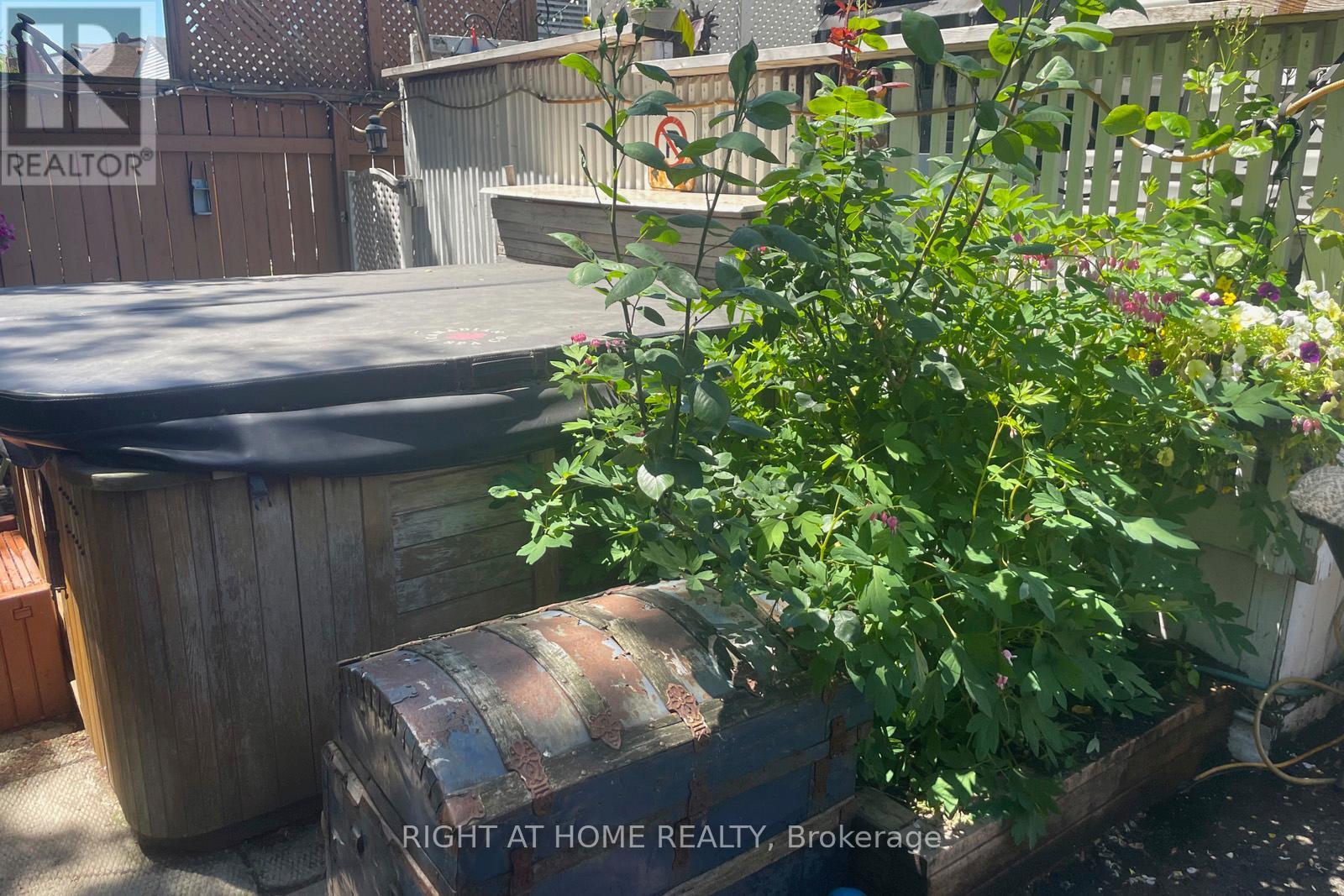 64 Wexford Avenue N, Hamilton, Ontario  L8H 4M4 - Photo 3 - X12801458