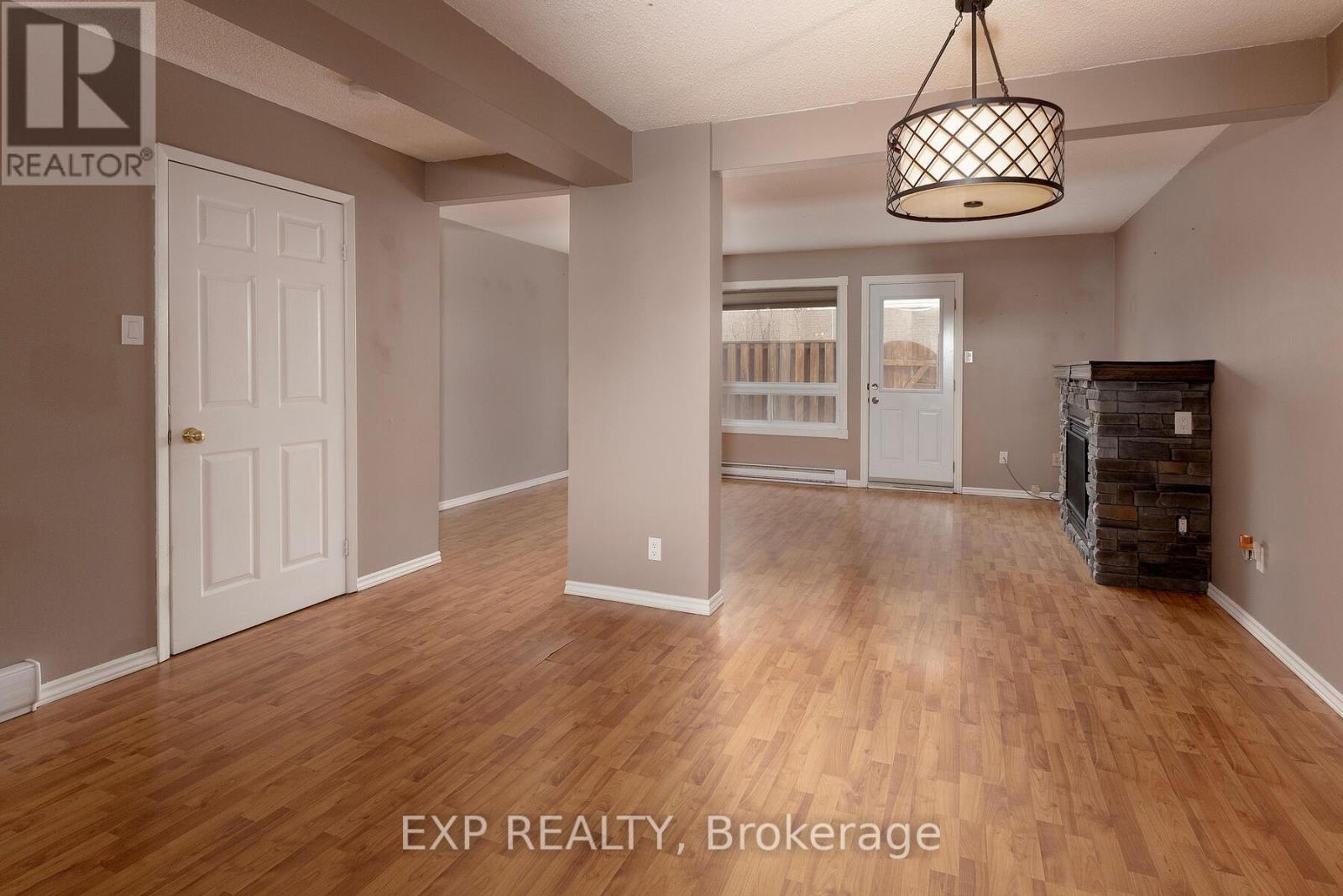 152 - 166 Southdale Road W, London South, Ontario  N6J 2J1 - Photo 3 - X12801812