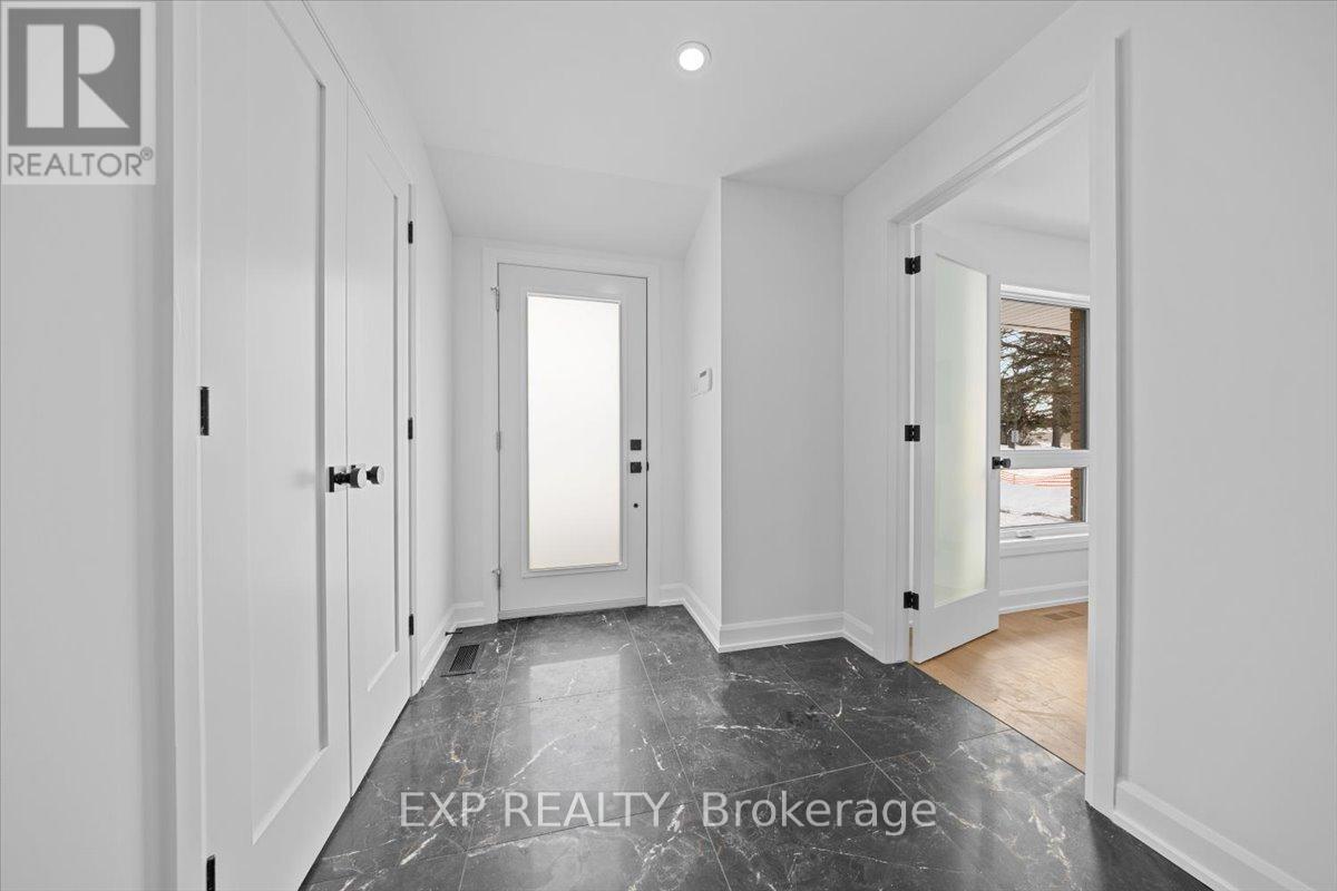 41 Qualicum Street, Ottawa, Ontario  K2H 7H3 - Photo 4 - X12801554