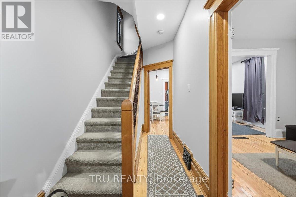 355 Cambridge Street N, Ottawa, Ontario  K1R 7B3 - Photo 3 - X12801712