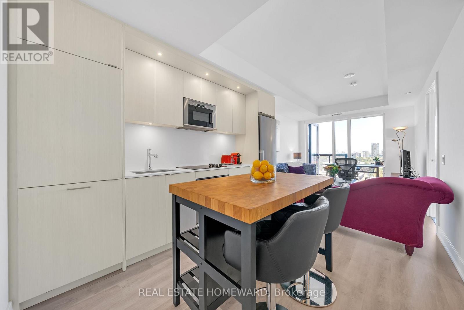 2039 - 20 Inn On The Park Drive, Toronto, Ontario  M3C 0P8 - Photo 5 - C12801768