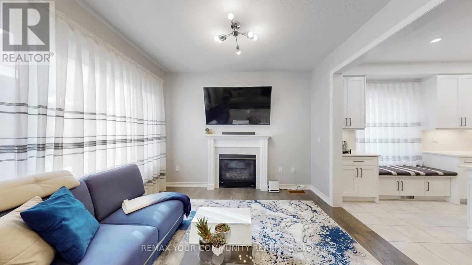 9 Applegate Drive, East Gwillimbury, Ontario  L9N 0R2 - Photo 4 - N12801560