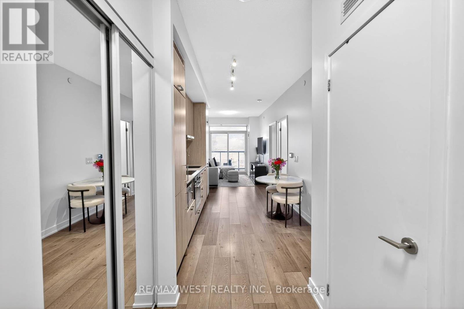 807 - 38 Honeycrisp Crescent, Vaughan, Ontario  L4K 0M7 - Photo 5 - N12801738