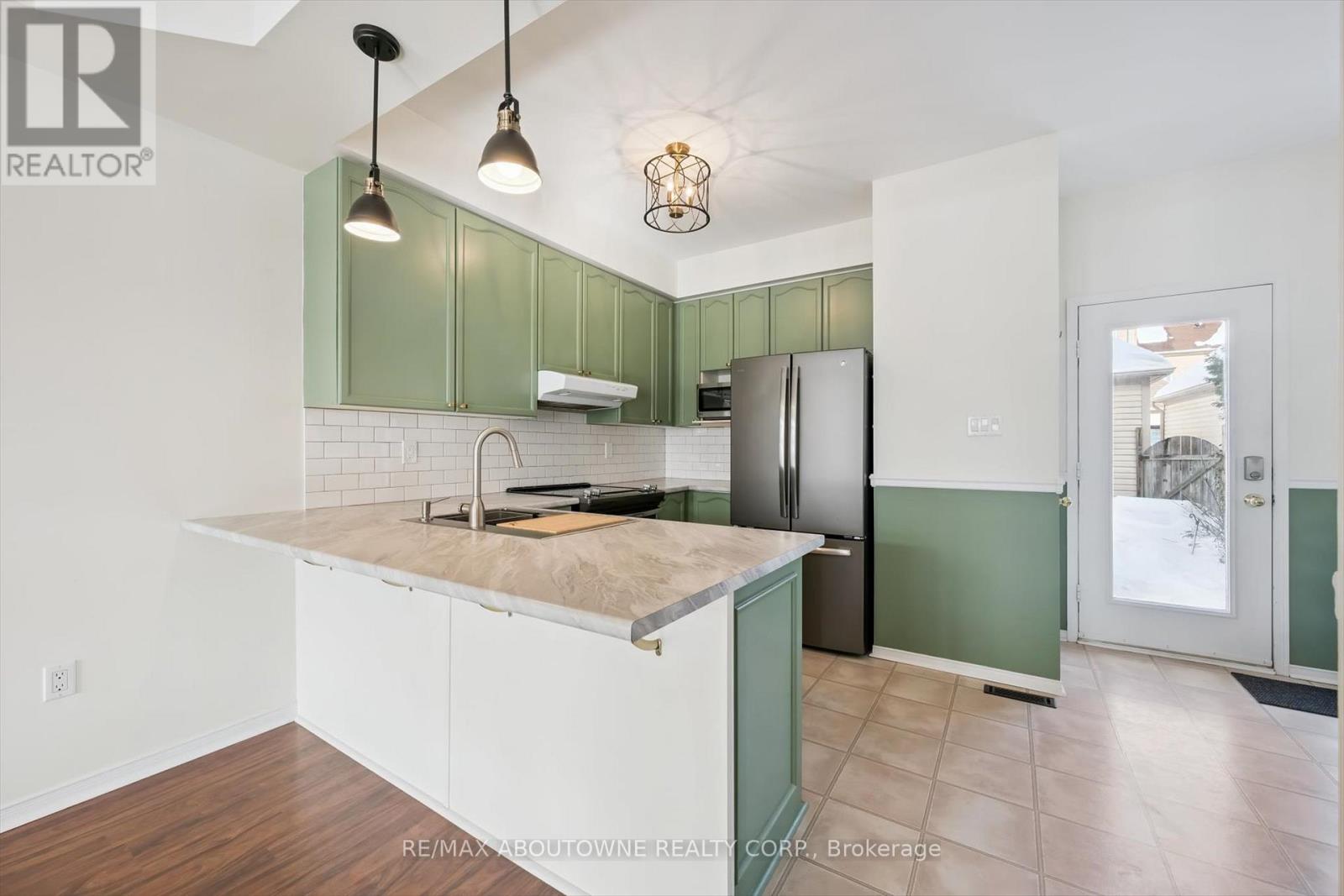 143 Glenashton Drive, Oakville, Ontario  L6H 6N2 - Photo 10 - W12801658