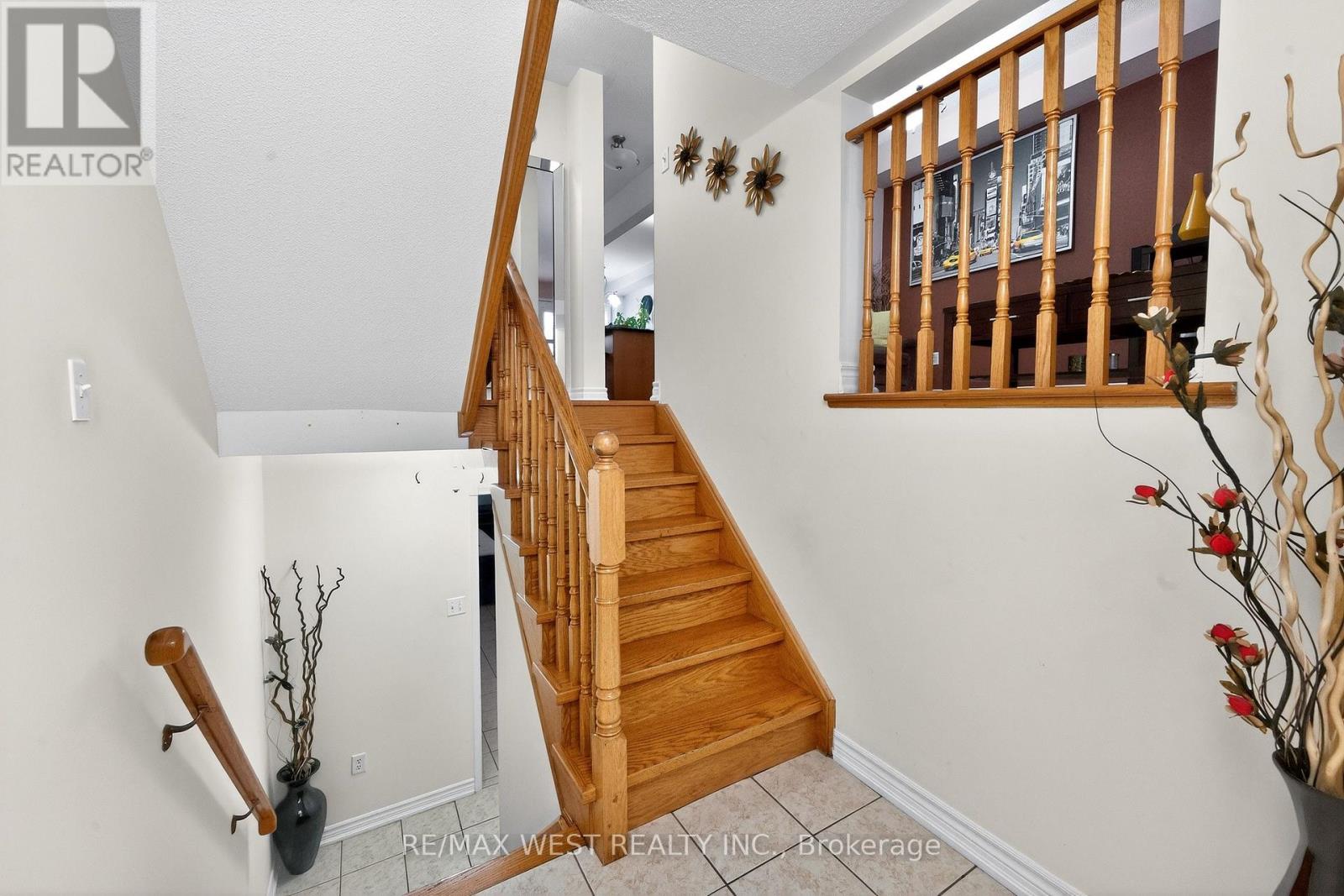 81 West Oak Crescent, Toronto, Ontario  M9N 3Z7 - Photo 4 - W12801766