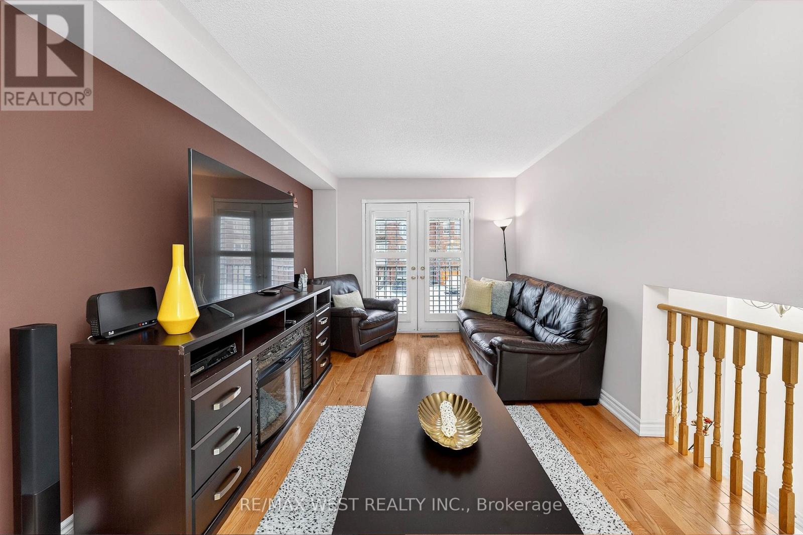 81 West Oak Crescent, Toronto, Ontario  M9N 3Z7 - Photo 7 - W12801766