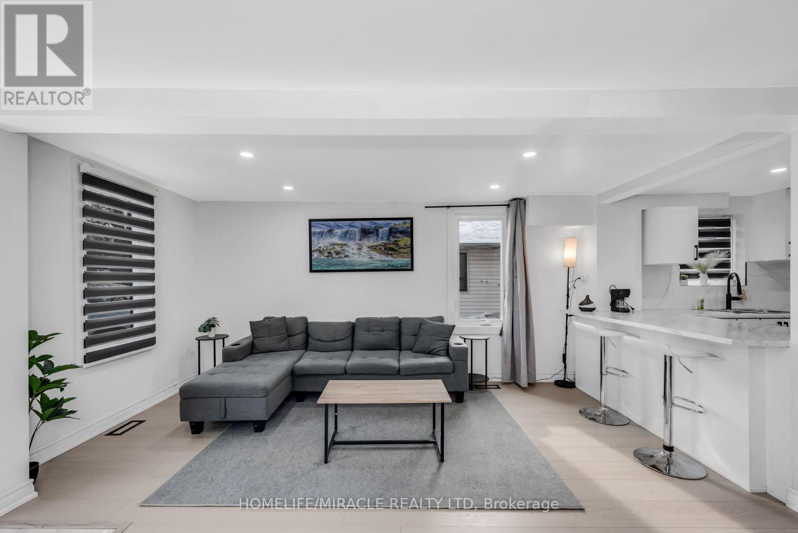 195 Randi Road, Mississauga, Ontario  L5A 1V6 - Photo 4 - W12801796