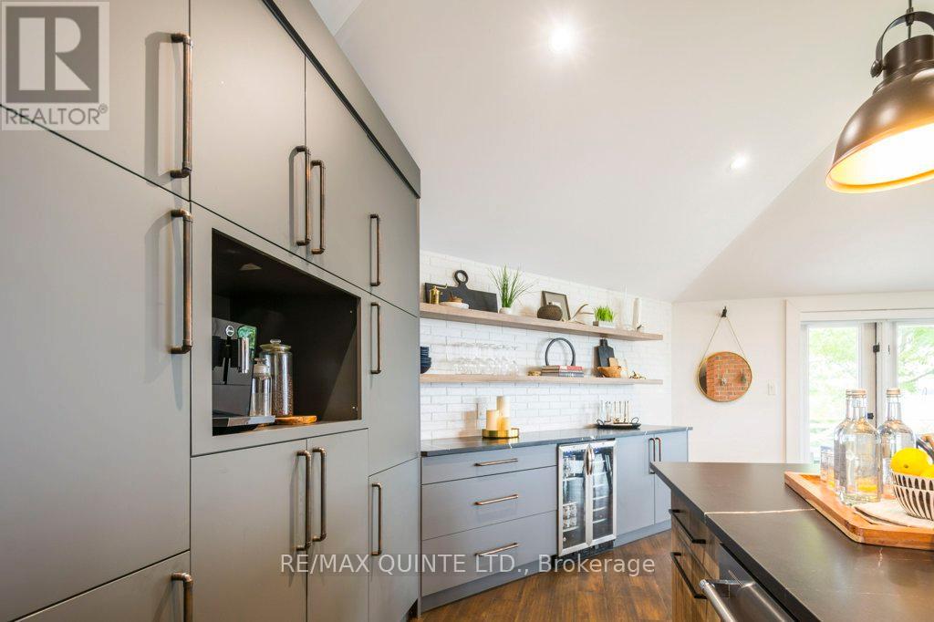 1190 County Rd 3 Road, Prince Edward County (Ameliasburg Ward), Ontario  K8N 4Z1 - Photo 10 - X12801842