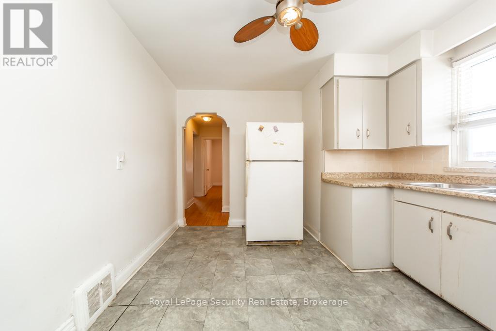 35 Celt Avenue, Toronto, Ontario  M6A 1H1 - Photo 10 - W12801186