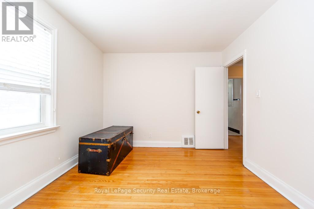 35 Celt Avenue, Toronto, Ontario  M6A 1H1 - Photo 15 - W12801186