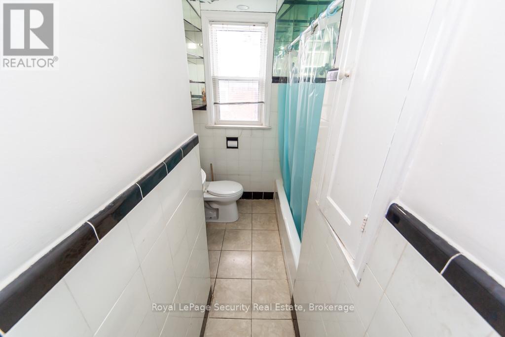 35 Celt Avenue, Toronto, Ontario  M6A 1H1 - Photo 21 - W12801186