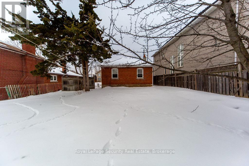 35 Celt Avenue, Toronto, Ontario  M6A 1H1 - Photo 37 - W12801186