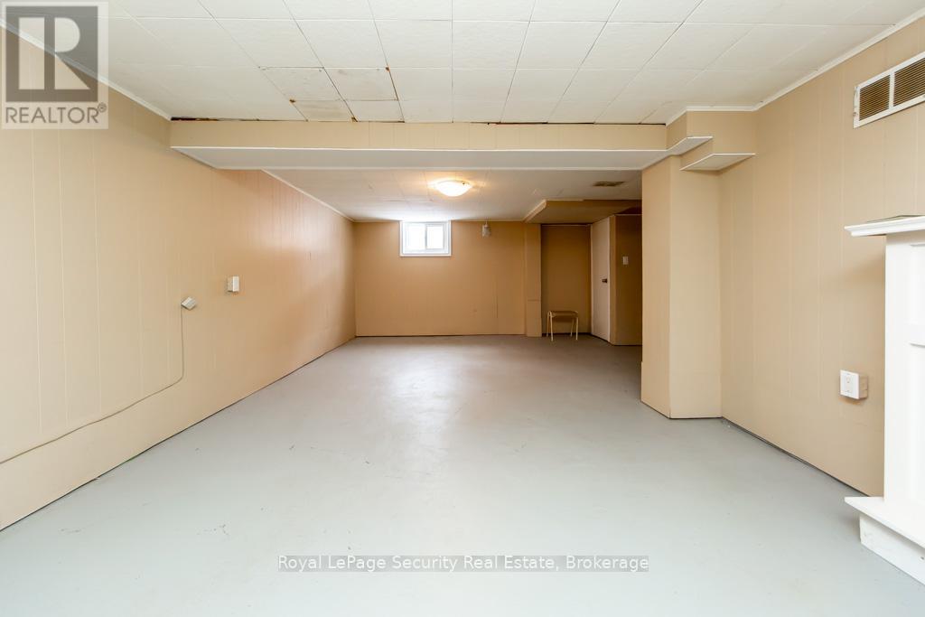 35 Celt Avenue, Toronto, Ontario  M6A 1H1 - Photo 27 - W12801186