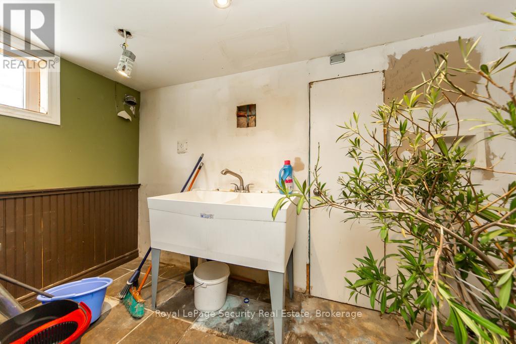 35 Celt Avenue, Toronto, Ontario  M6A 1H1 - Photo 29 - W12801186