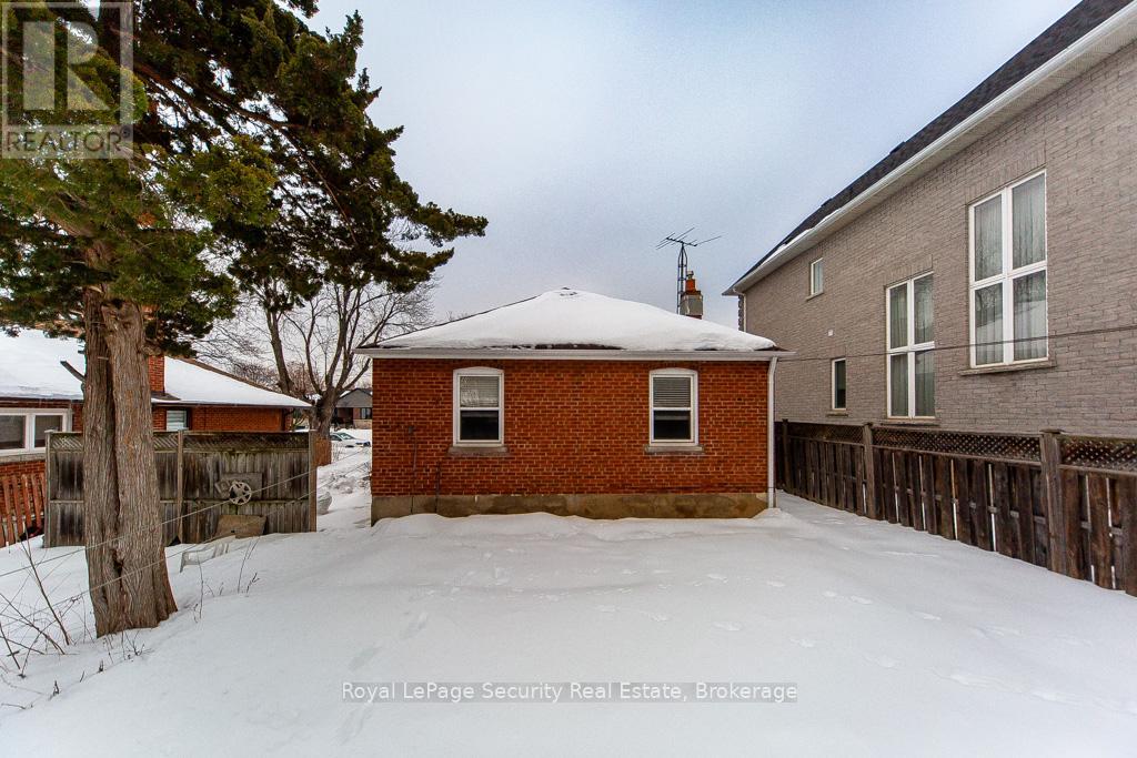 35 Celt Avenue, Toronto, Ontario  M6A 1H1 - Photo 38 - W12801186