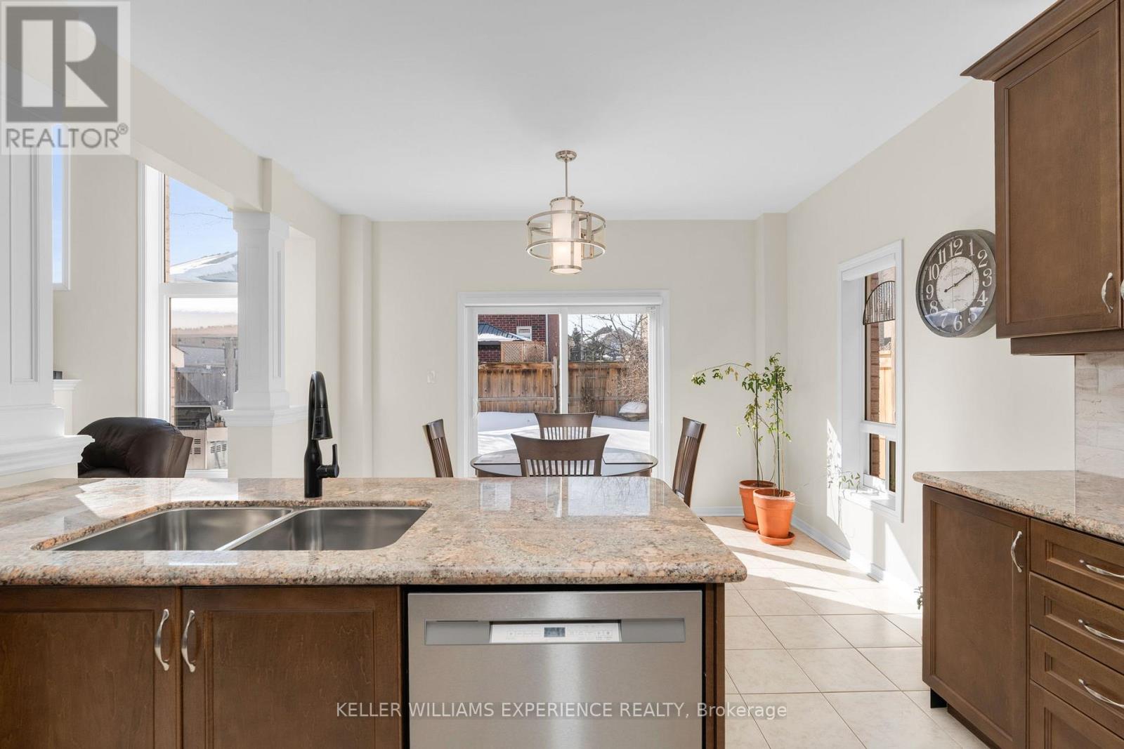 14 Charlemagne Avenue, Barrie (Innis-Shore), Ontario  L4M 0A9 - Photo 6 - S12801934