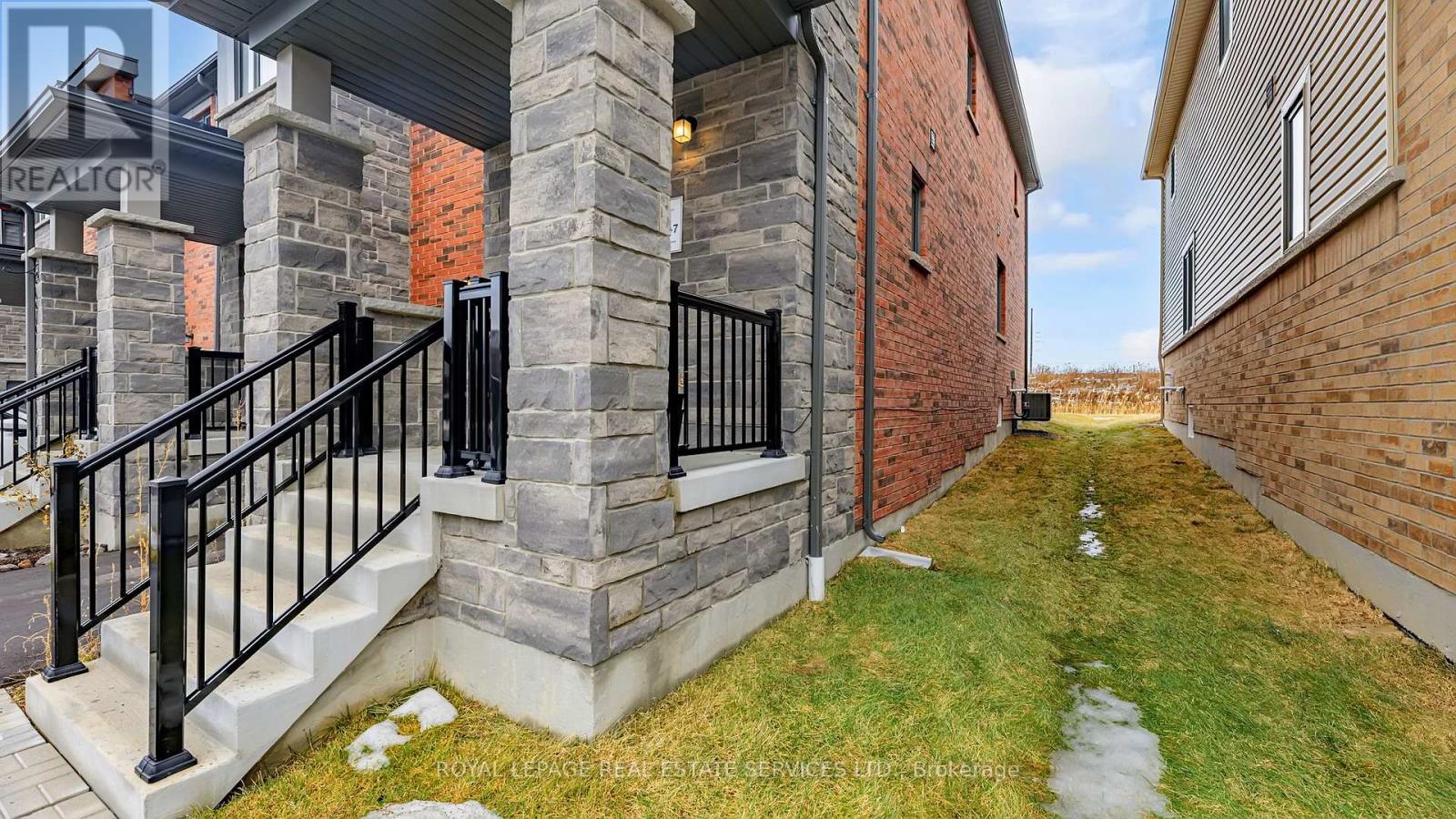 1068 Lockie Drive, Oshawa, Ontario  L1L 0R9 - Photo 2 - E12709578