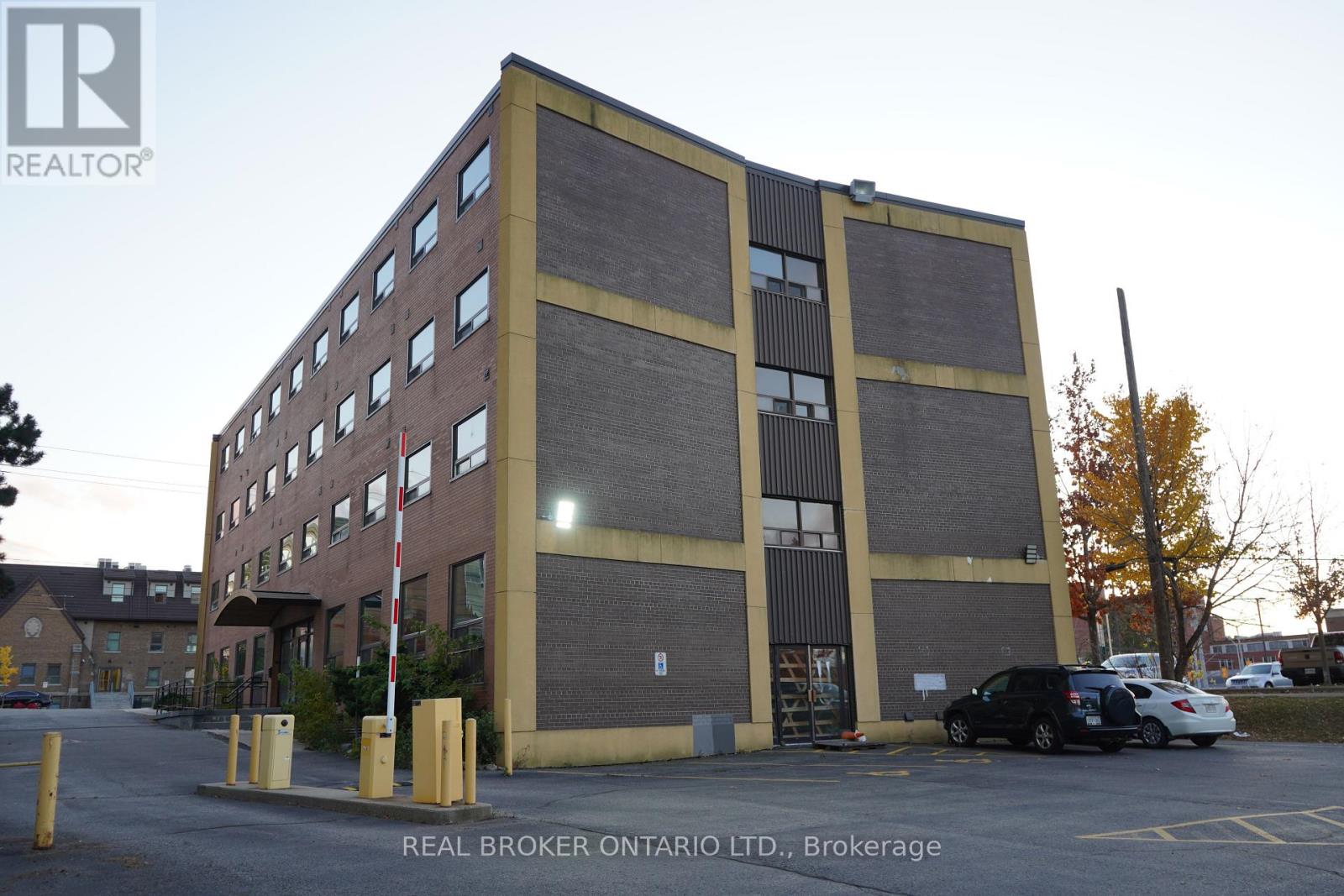 824 King Street W, Kitchener, Ontario  N2G 1G1 - Photo 2 - X12469416