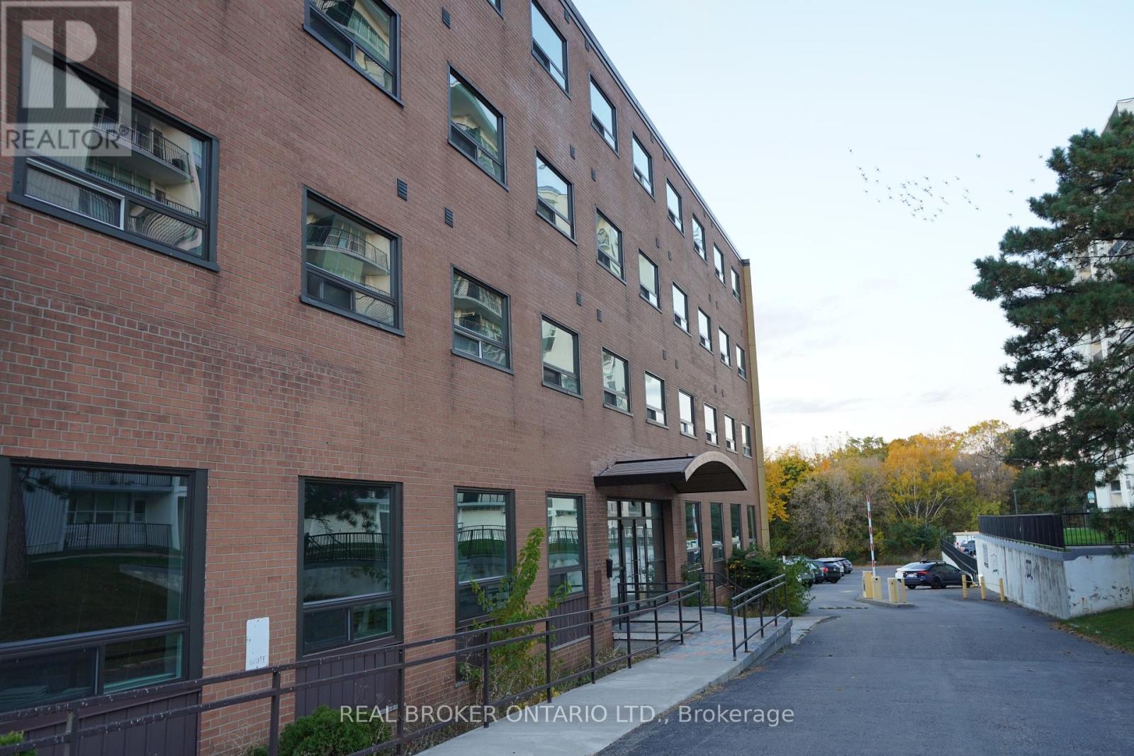 824 King Street W, Kitchener, Ontario  N2G 1G1 - Photo 3 - X12469416