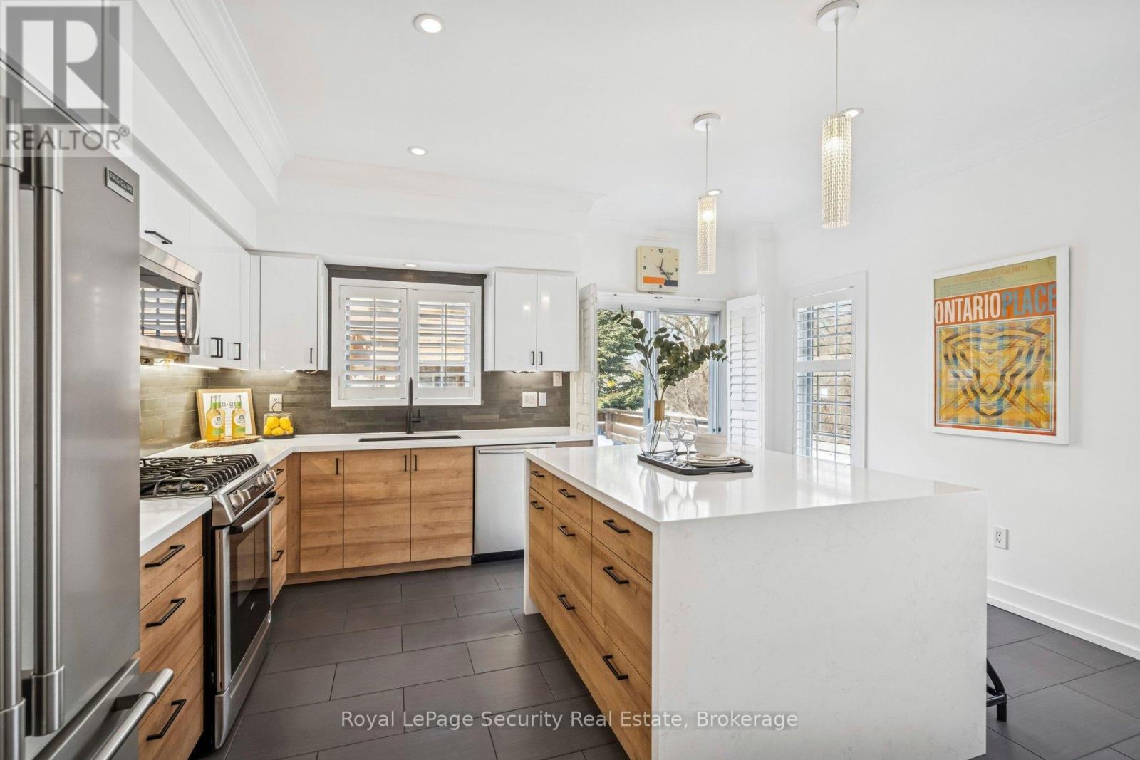 2 Bluewater Court, Toronto, Ontario  M8V 4A8 - Photo 18 - W12801864