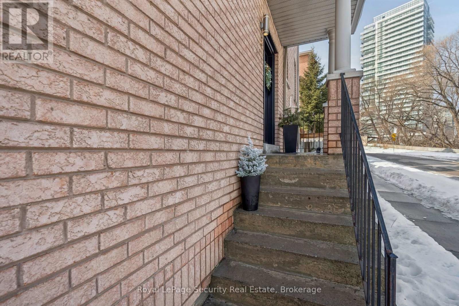 2 Bluewater Court, Toronto, Ontario  M8V 4A8 - Photo 4 - W12801864