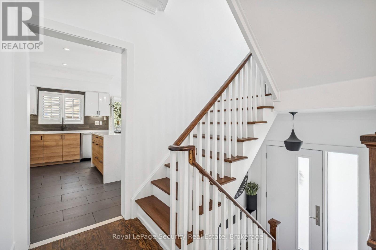 2 Bluewater Court, Toronto, Ontario  M8V 4A8 - Photo 5 - W12801864