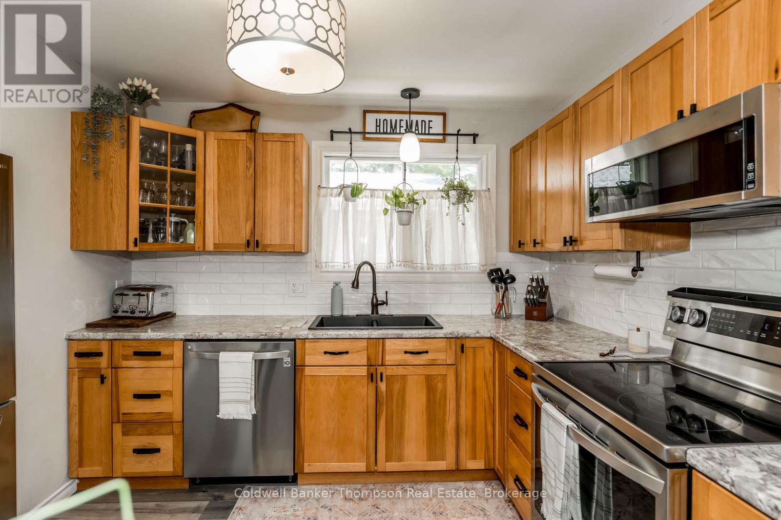 38 Susan Street W, Huntsville, Ontario P1H 1X2 - Photo 9 - X12802070