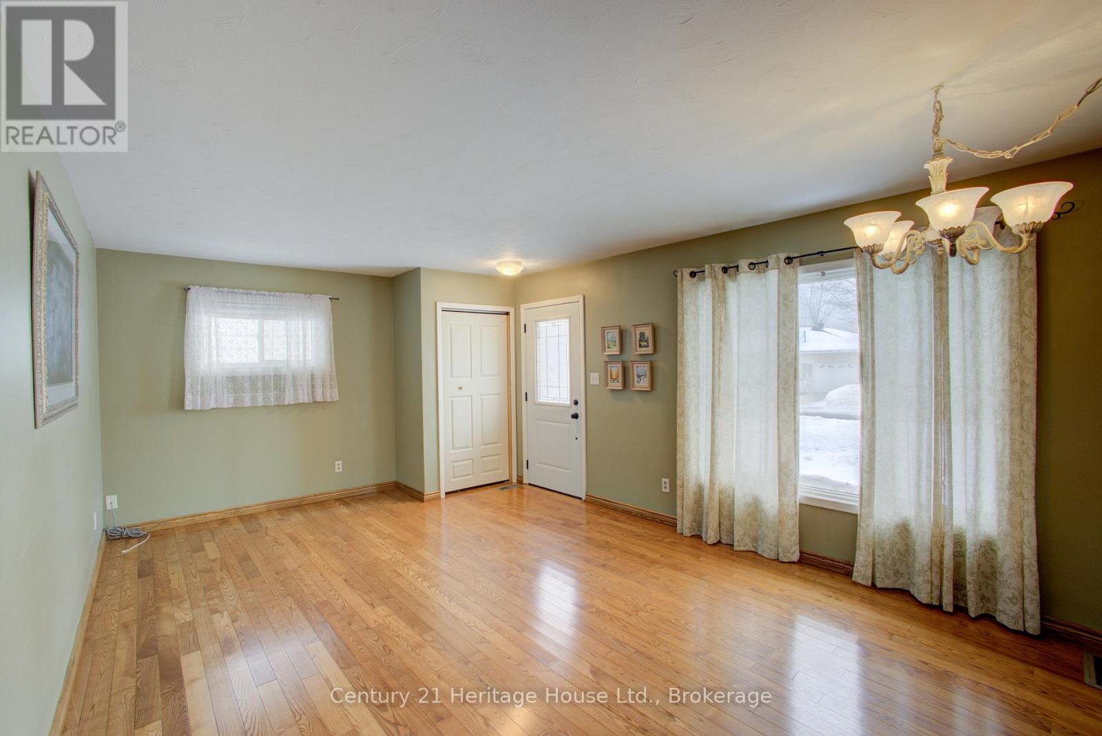 260 13th Avenue, Hanover, Ontario  N4N 2V8 - Photo 7 - X12802072
