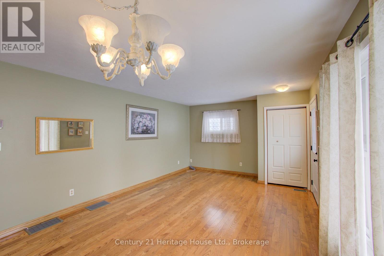 260 13th Avenue, Hanover, Ontario  N4N 2V8 - Photo 8 - X12802072