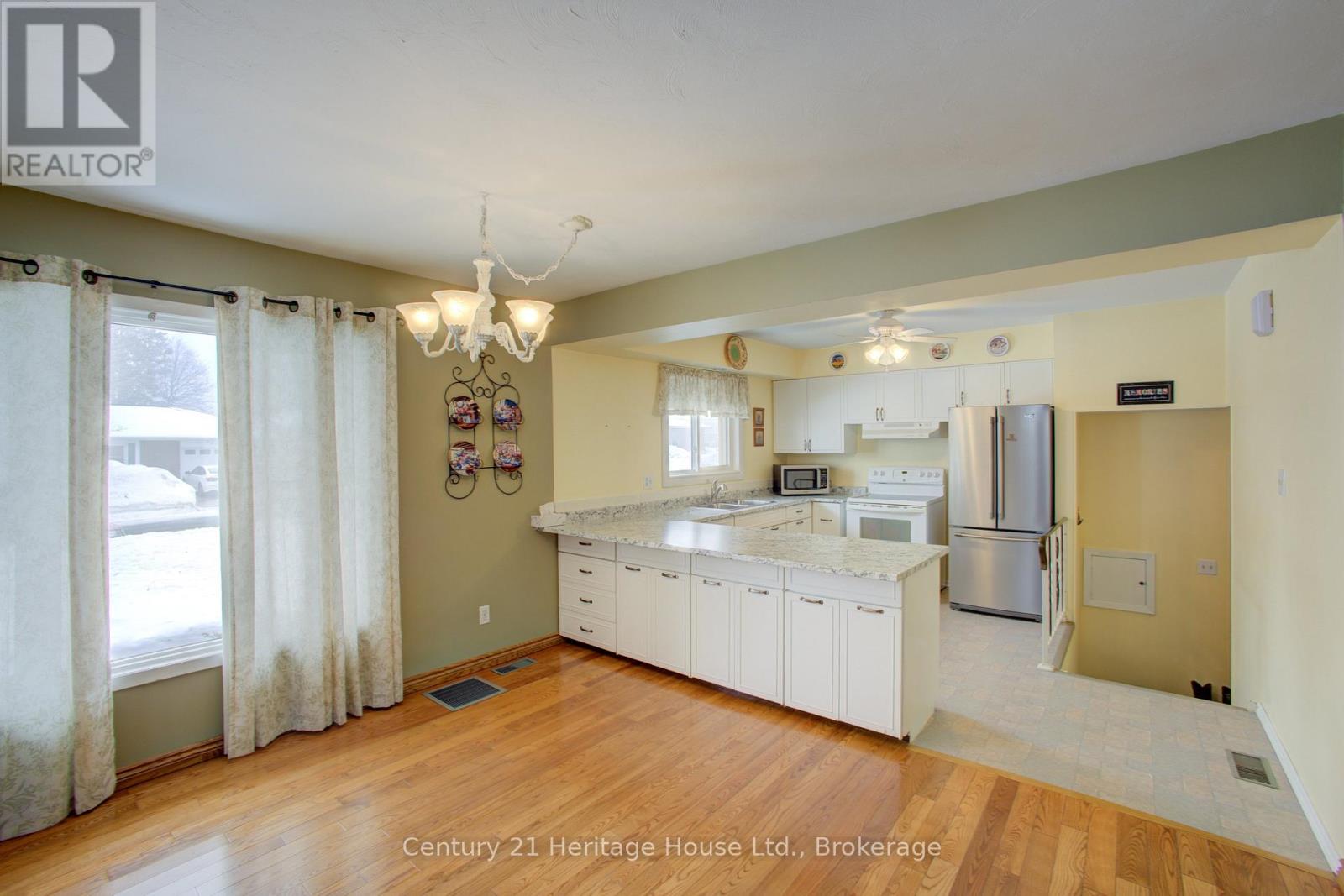 260 13th Avenue, Hanover, Ontario  N4N 2V8 - Photo 9 - X12802072