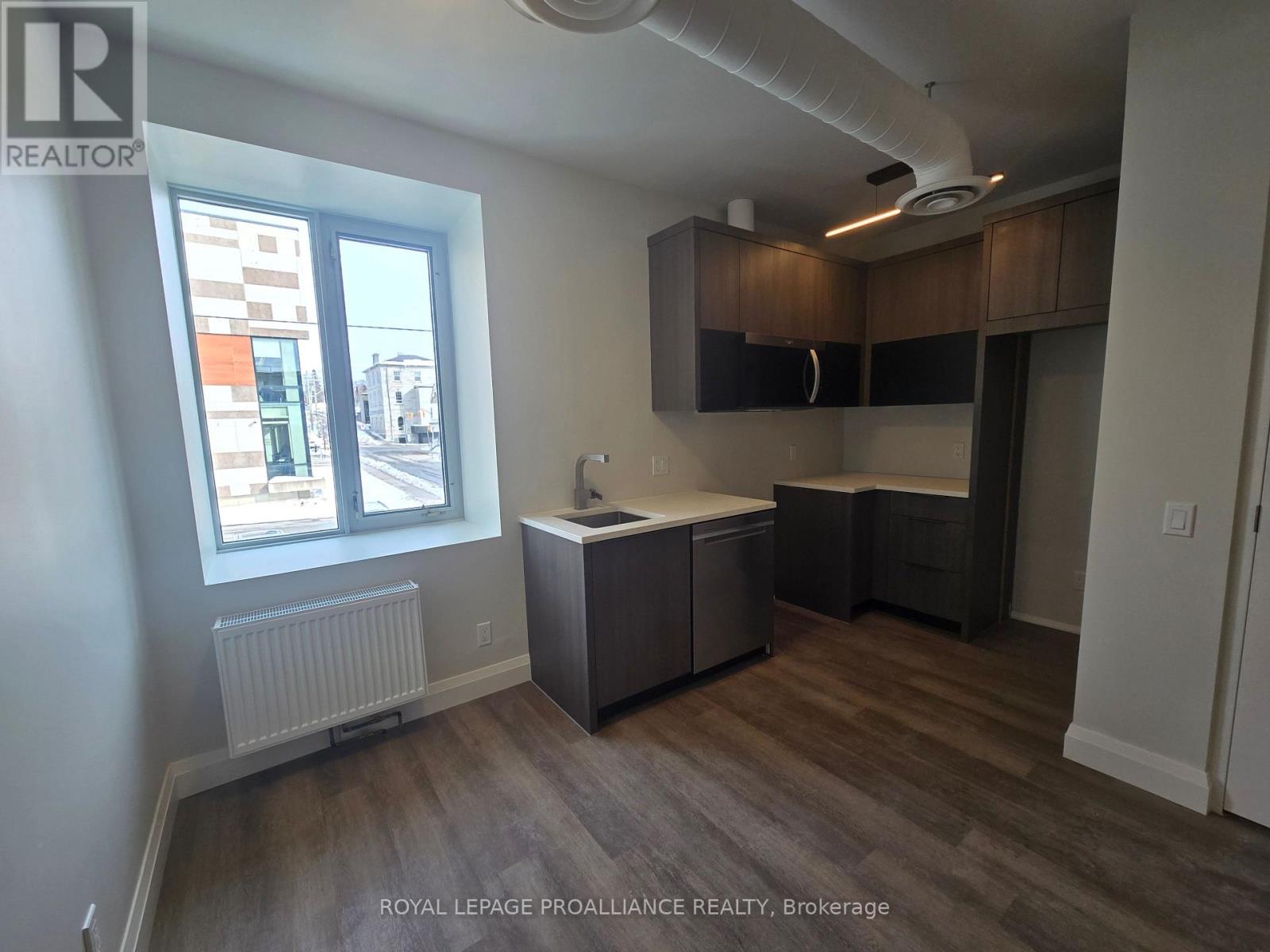 201 - 241 Front Street, Belleville (Belleville Ward), Ontario  K8N 2Z6 - Photo 4 - X12802030