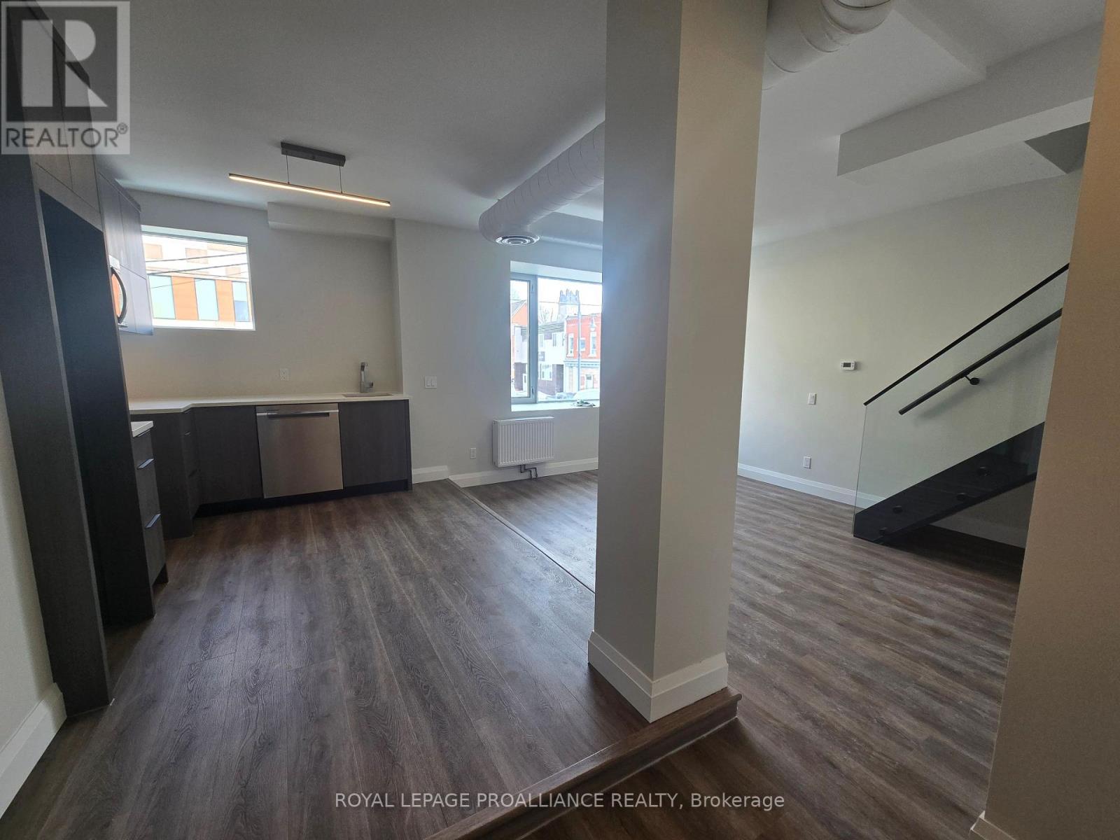 202 - 241 Front Street, Belleville (Belleville Ward), Ontario  K8N 2Z6 - Photo 5 - X12802046