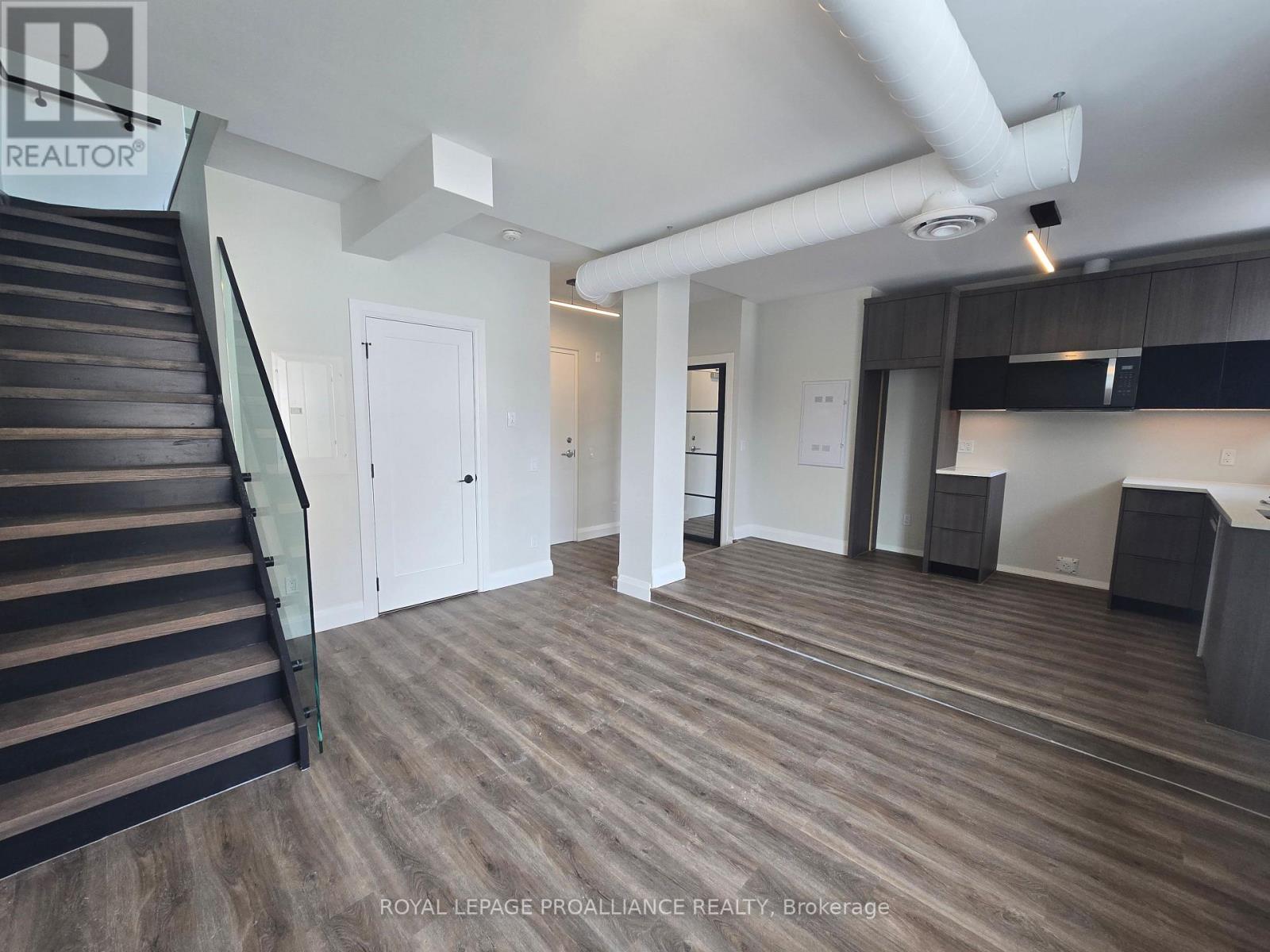 202 - 241 Front Street, Belleville (Belleville Ward), Ontario  K8N 2Z6 - Photo 8 - X12802046