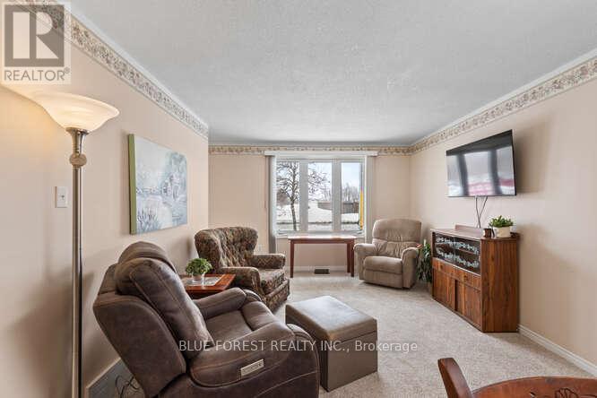 190 Elizabeth Street, Southwest Middlesex, Ontario  N0L 1M0 - Photo 10 - X12801998