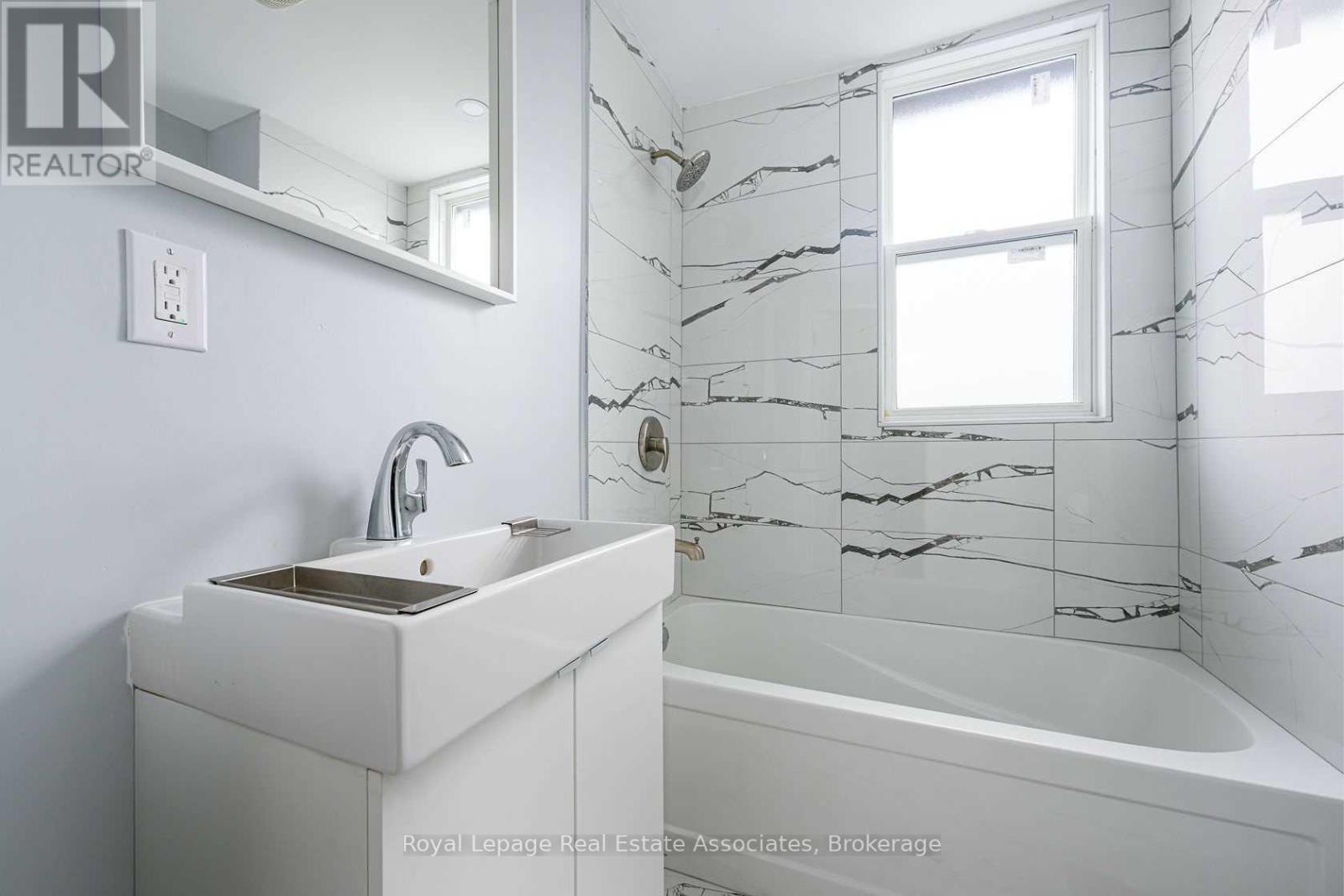 Upper - 305 Weir Street N, Hamilton (Homeside), Ontario  L8H 5G4 - Photo 16 - X12801854