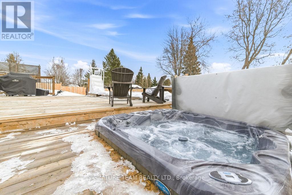 12 Russell Street, Petawawa, Ontario  K8H 1T9 - Photo 11 - X12802248