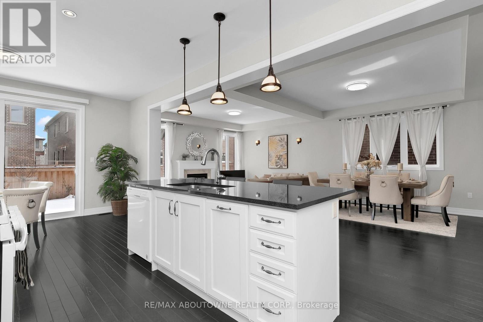 282 Bethpage Drive, Oakville, Ontario  L6M 5K9 - Photo 5 - W12801802