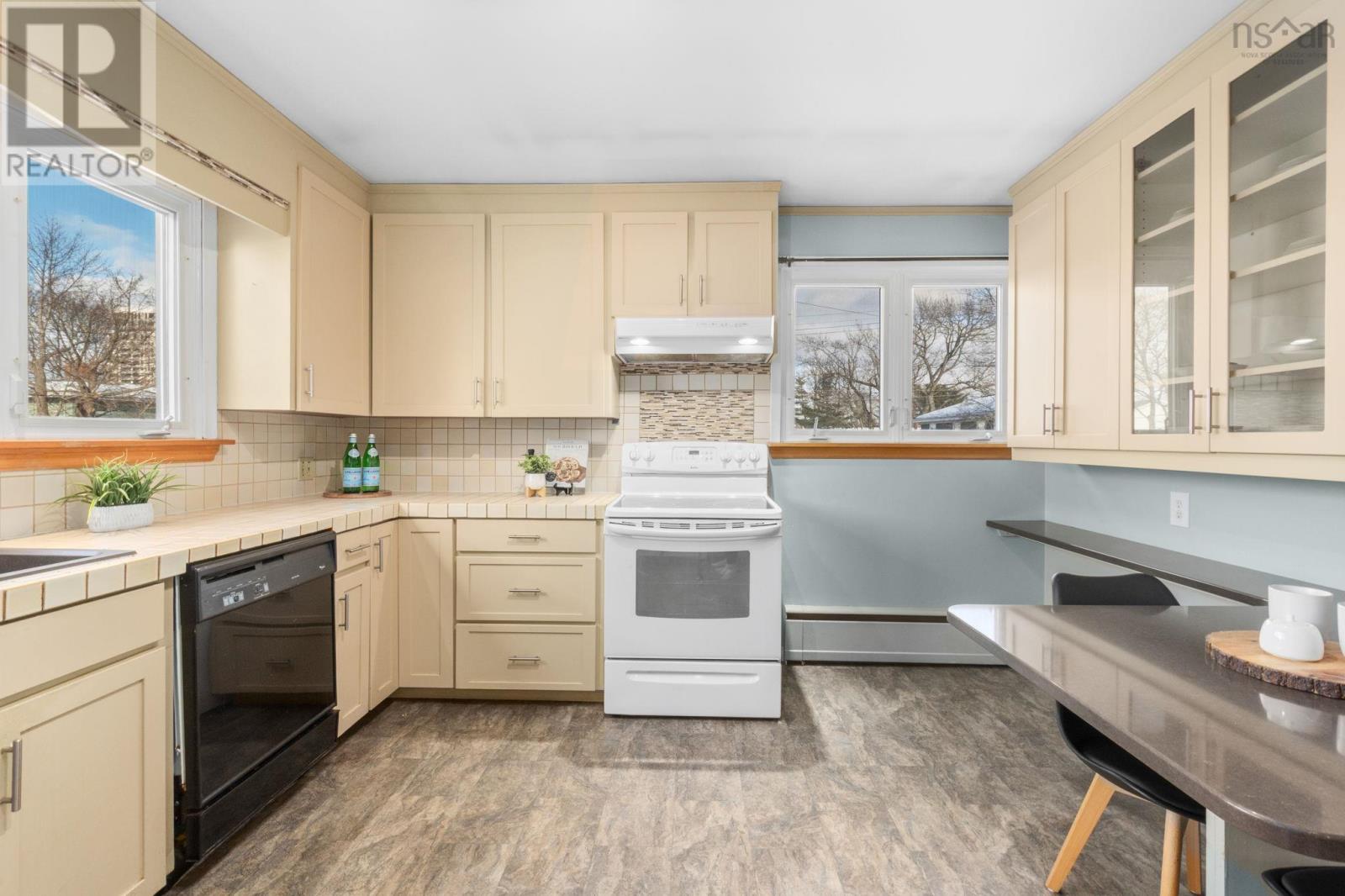 7082 Murdoch Avenue, Halifax, Nova Scotia  B3L 2G7 - Photo 4 - 202603044