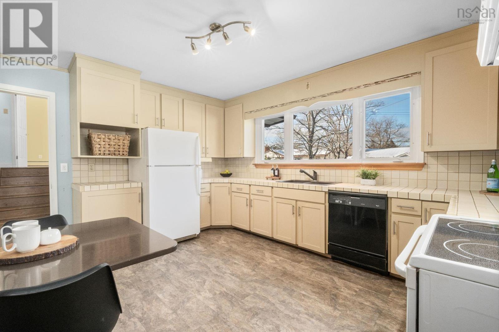 7082 Murdoch Avenue, Halifax, Nova Scotia  B3L 2G7 - Photo 8 - 202603044