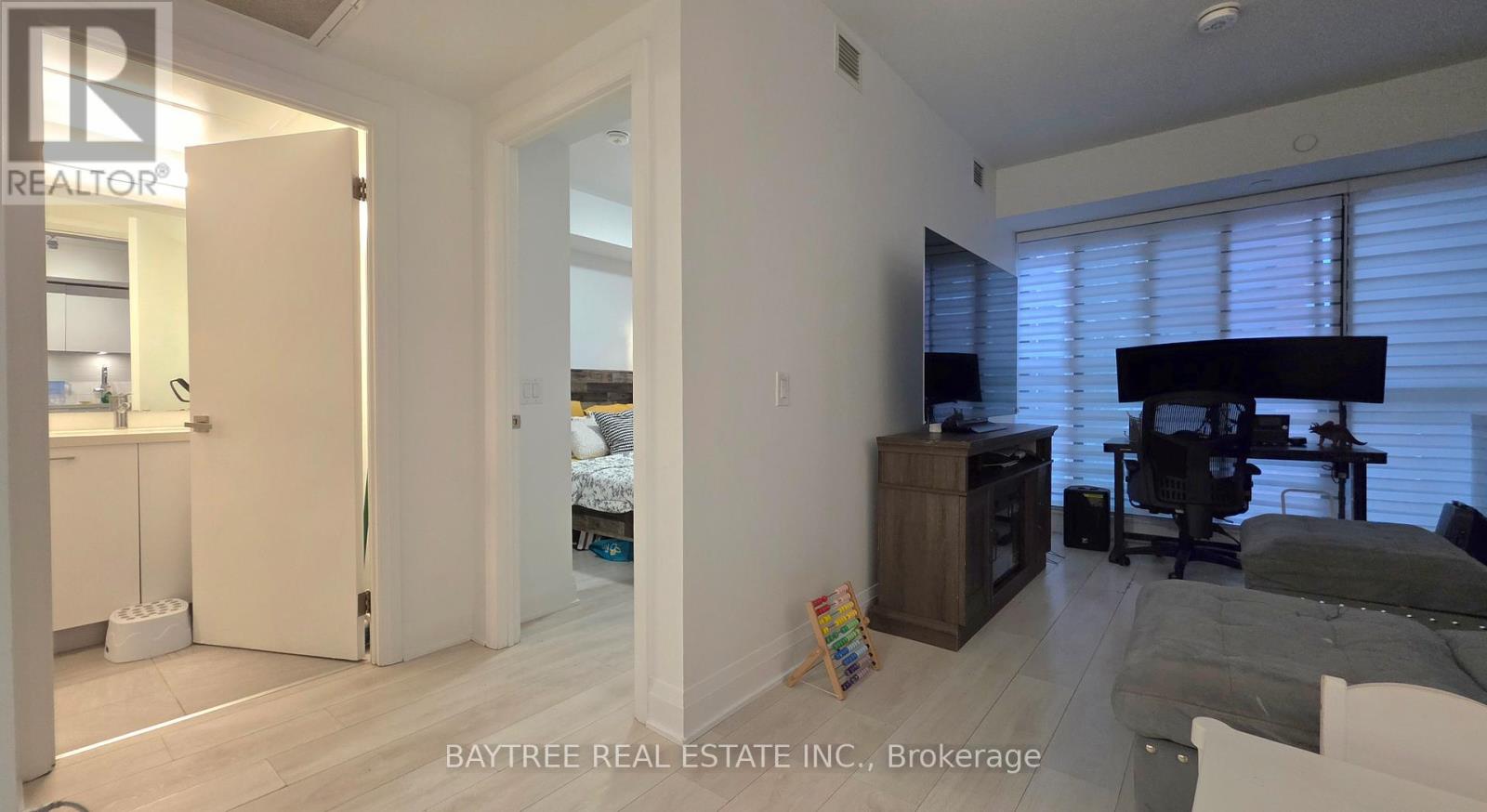 402 - 33 Frederick Todd Way, Toronto (Thorncliffe Park), Ontario  M4G 0C9 - Photo 12 - C12802082