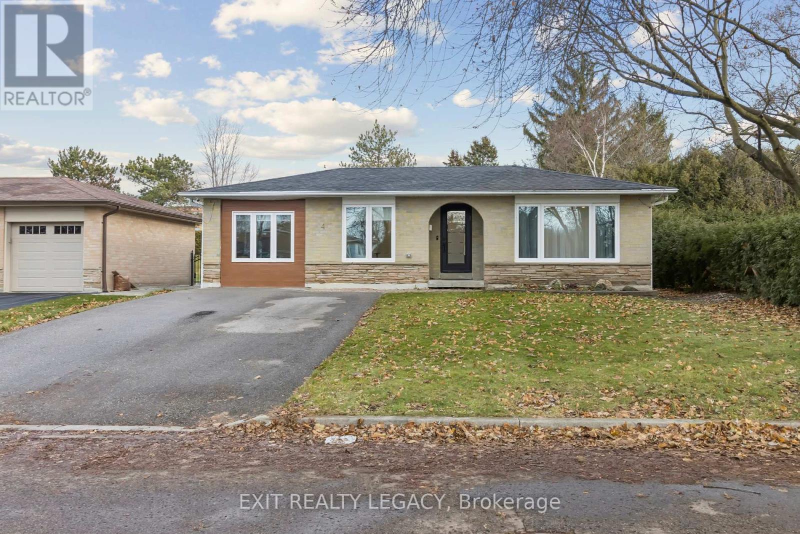 4 OAK COURT, aurora (aurora village), Ontario