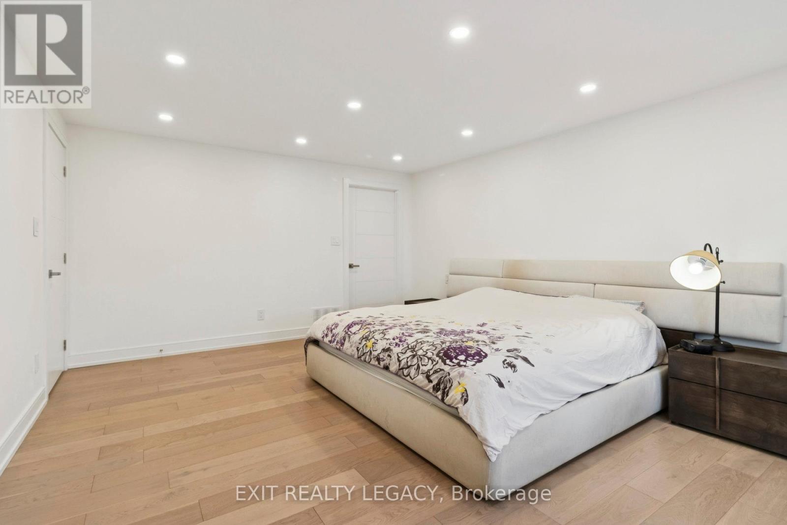 4 Oak Court, Aurora (Aurora Village), Ontario  L4G 3J6 - Photo 14 - N12802058