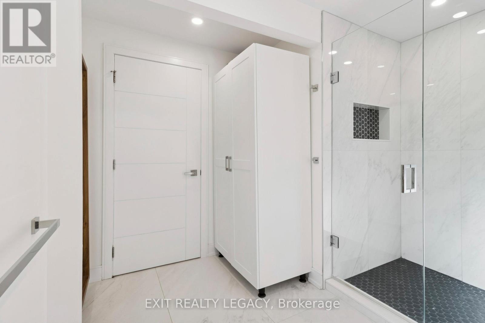 4 Oak Court, Aurora (Aurora Village), Ontario  L4G 3J6 - Photo 16 - N12802058