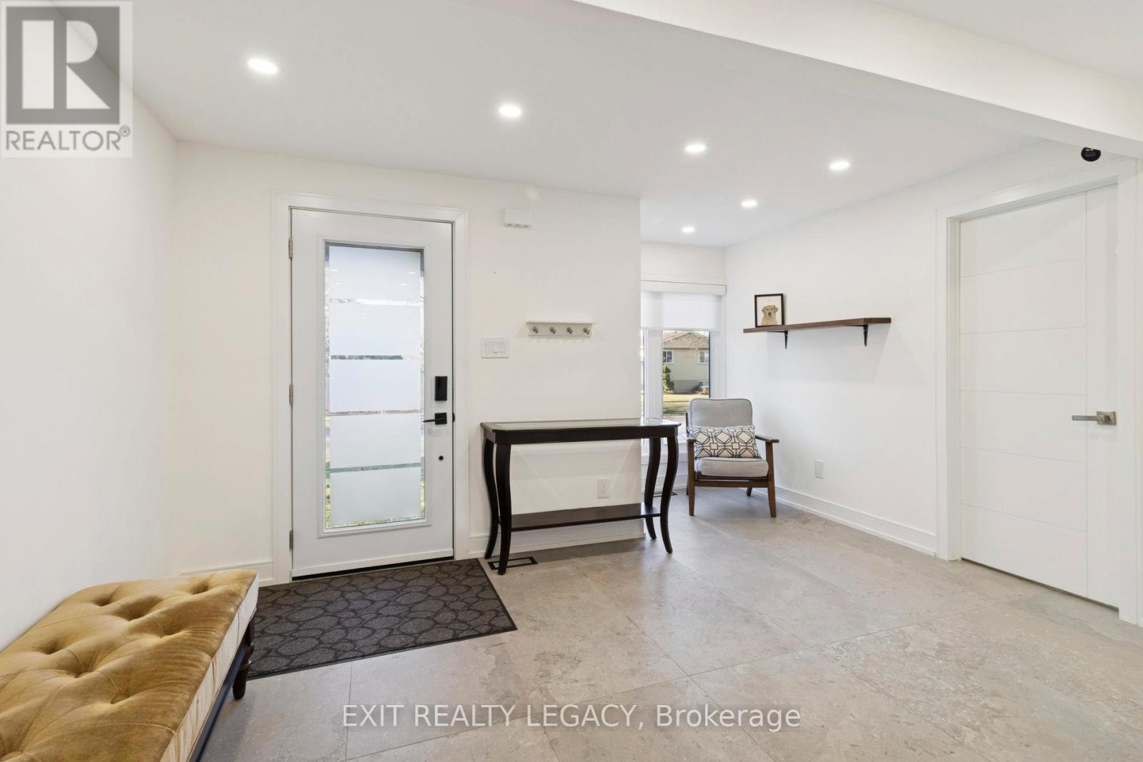 4 Oak Court, Aurora (Aurora Village), Ontario  L4G 3J6 - Photo 2 - N12802058