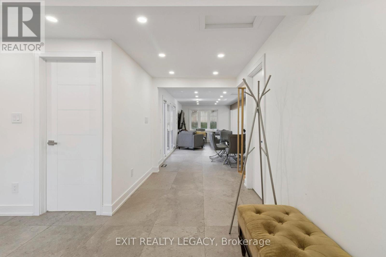 4 Oak Court, Aurora (Aurora Village), Ontario  L4G 3J6 - Photo 4 - N12802058