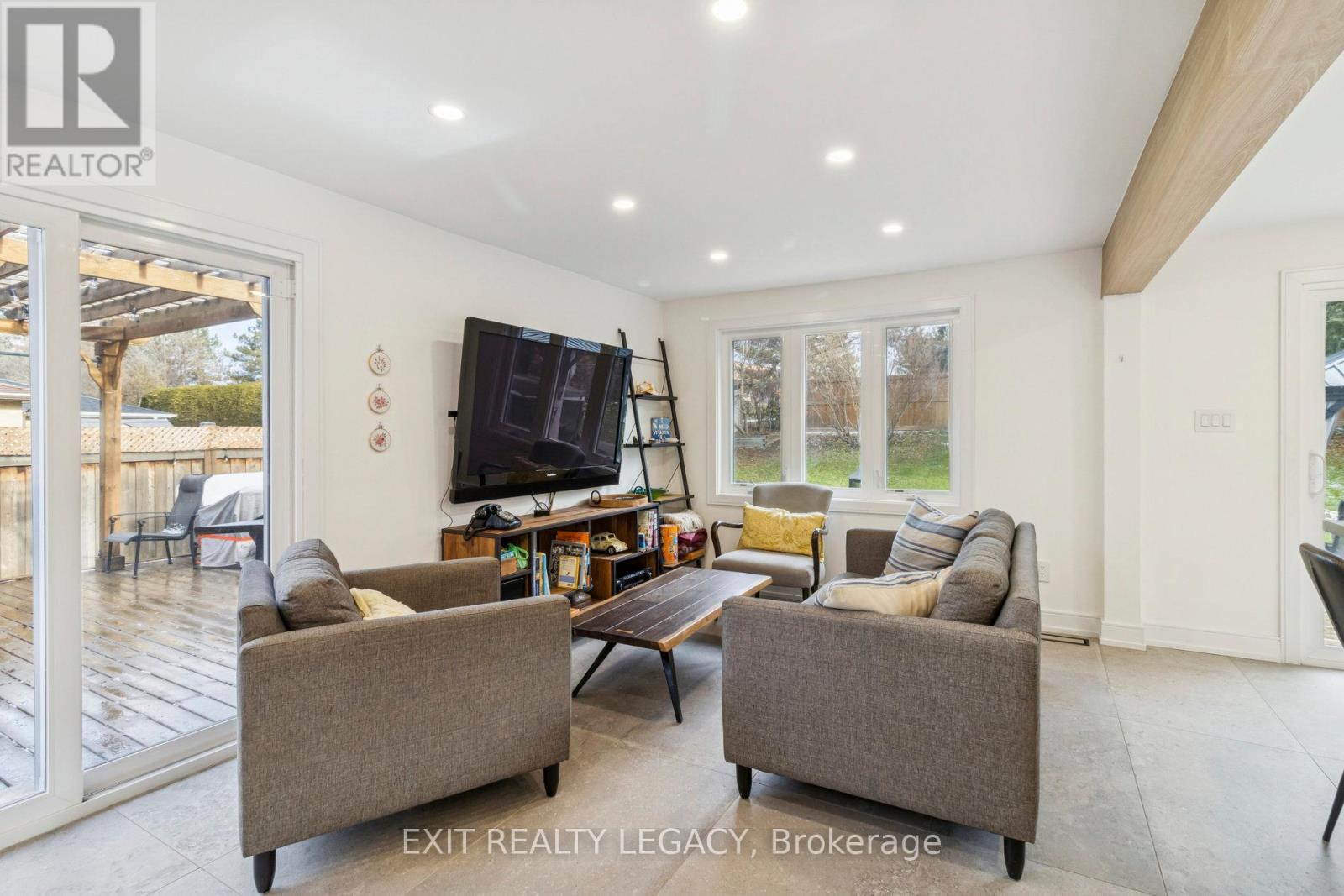 4 Oak Court, Aurora (Aurora Village), Ontario  L4G 3J6 - Photo 7 - N12802058