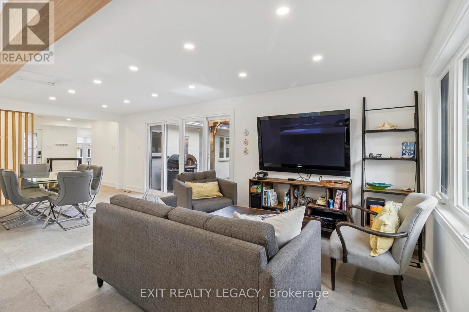 4 Oak Court, Aurora (Aurora Village), Ontario  L4G 3J6 - Photo 8 - N12802058