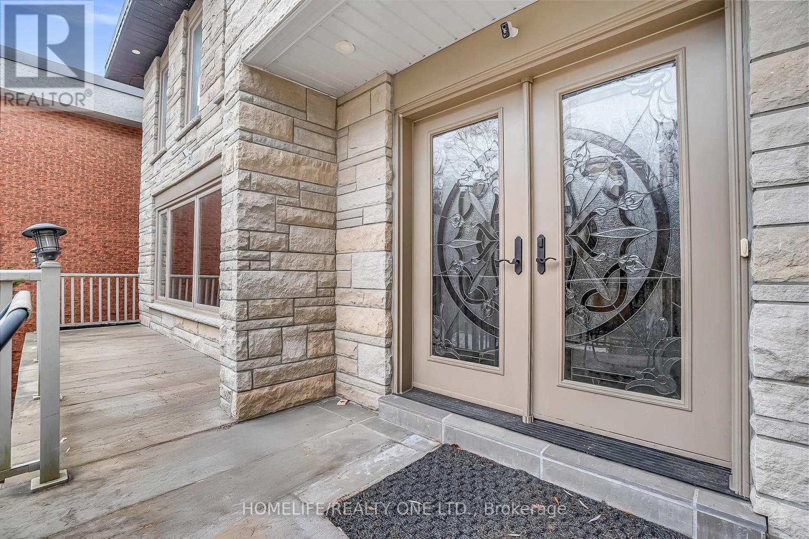 31 Bearwood Drive, Toronto (Edenbridge-Humber Valley), Ontario  M9A 4G5 - Photo 4 - W12801992