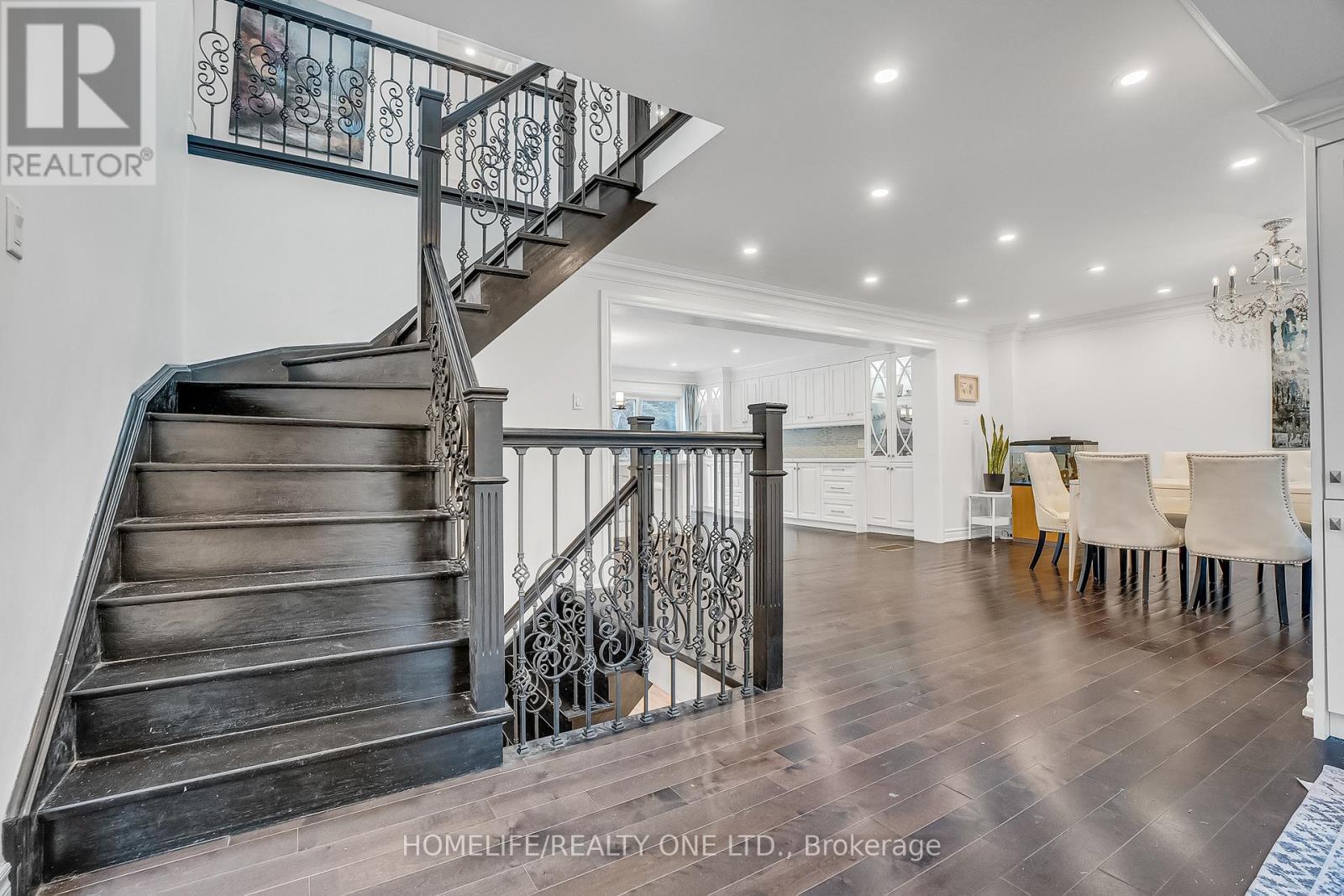 31 Bearwood Drive, Toronto (Edenbridge-Humber Valley), Ontario  M9A 4G5 - Photo 7 - W12801992