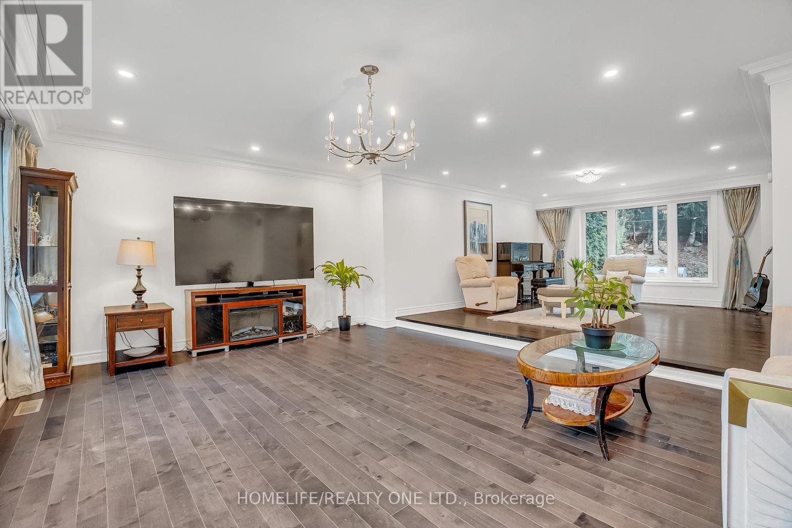 31 Bearwood Drive, Toronto (Edenbridge-Humber Valley), Ontario  M9A 4G5 - Photo 8 - W12801992